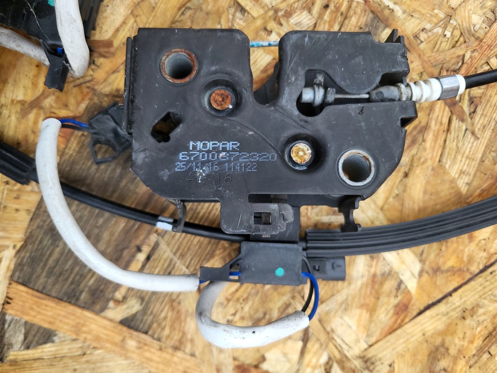 фото №6, Maserati levante 2x замок капот трос комплект 6700369820, 6700372320