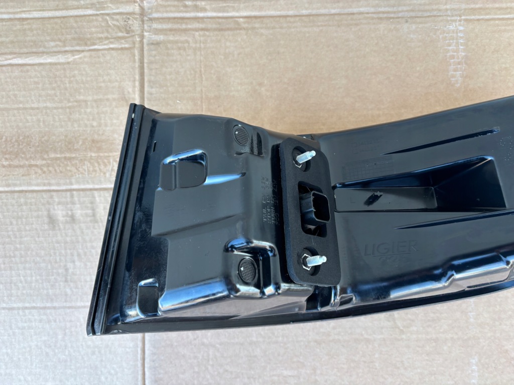 Ligier js60 фара правая  задний оригинал Оригинал