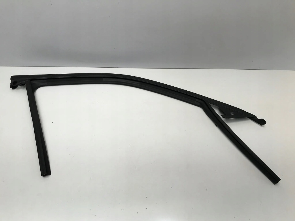 фото №1, Mx-30 молдинг прокладка стекло дверь правый перед