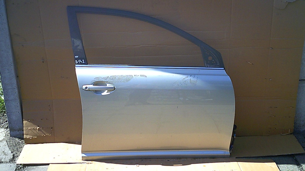 фото №1, Toyota avensis t25 двері праве передні