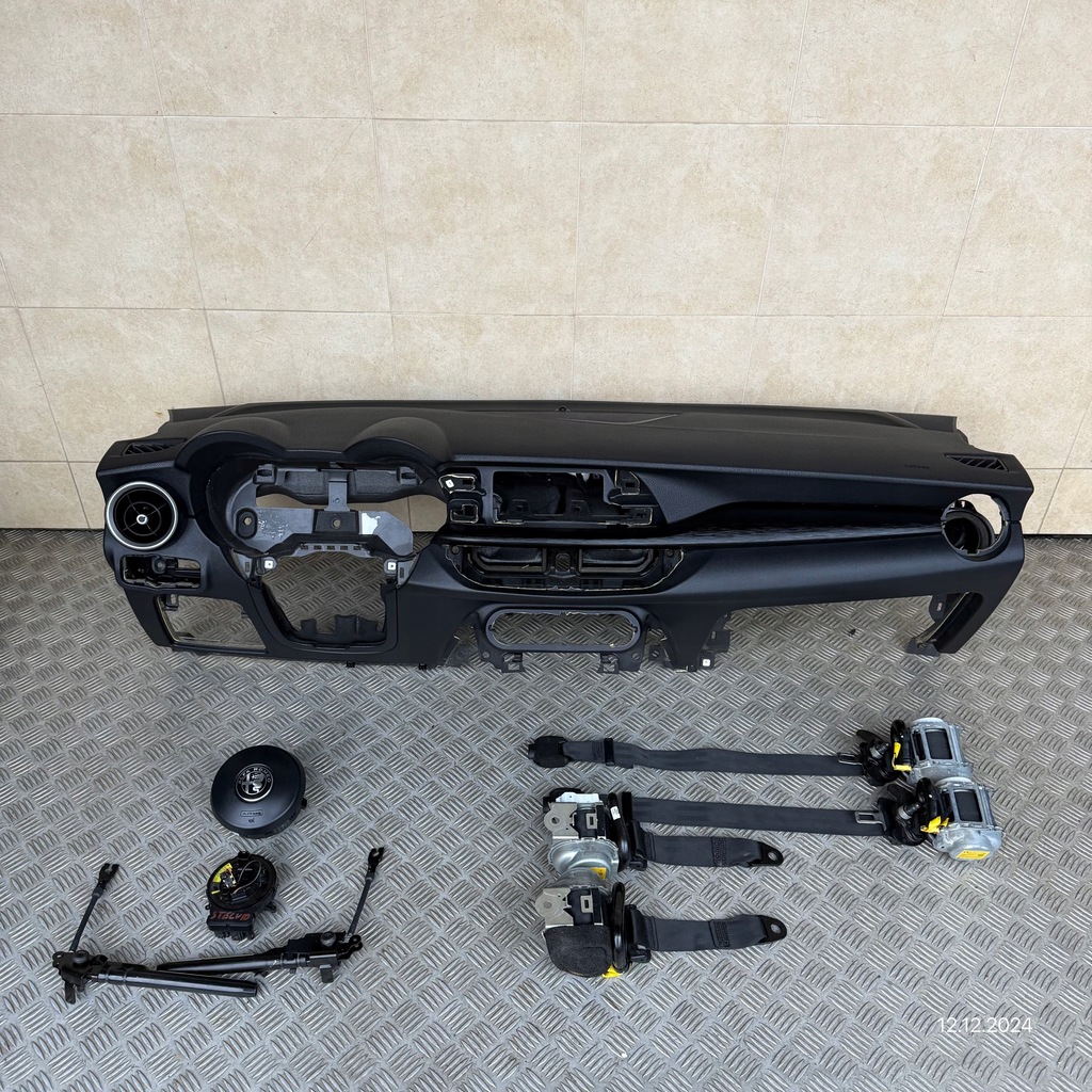 фото №1, Панель приладів комплектна подушка безпеки консоль ремені панель приладів alfa romeo stelvio 2018 rok