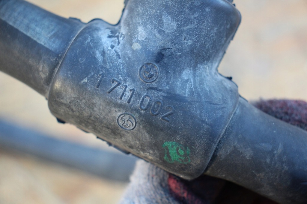 Шланг радиатора жидкости bmw e34 e32 m30 3.0 3.5 r6 1711002 оригинальный в Украине