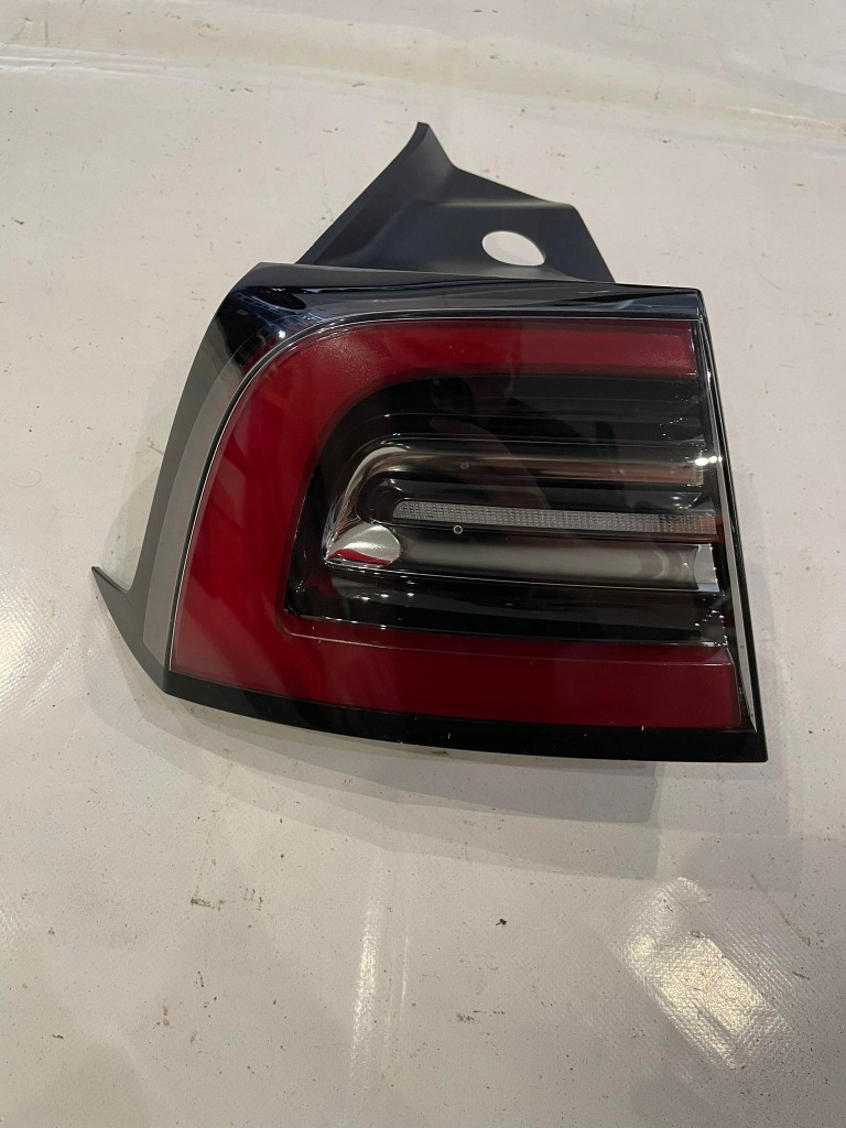 Tesla 3 lift лампа задня ліва + кришка заряджання Доставка