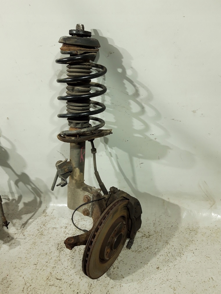 фото №1, Peugeot 3008 i 1.6 vti 10-16 поворотний кулак + амортизатори r.