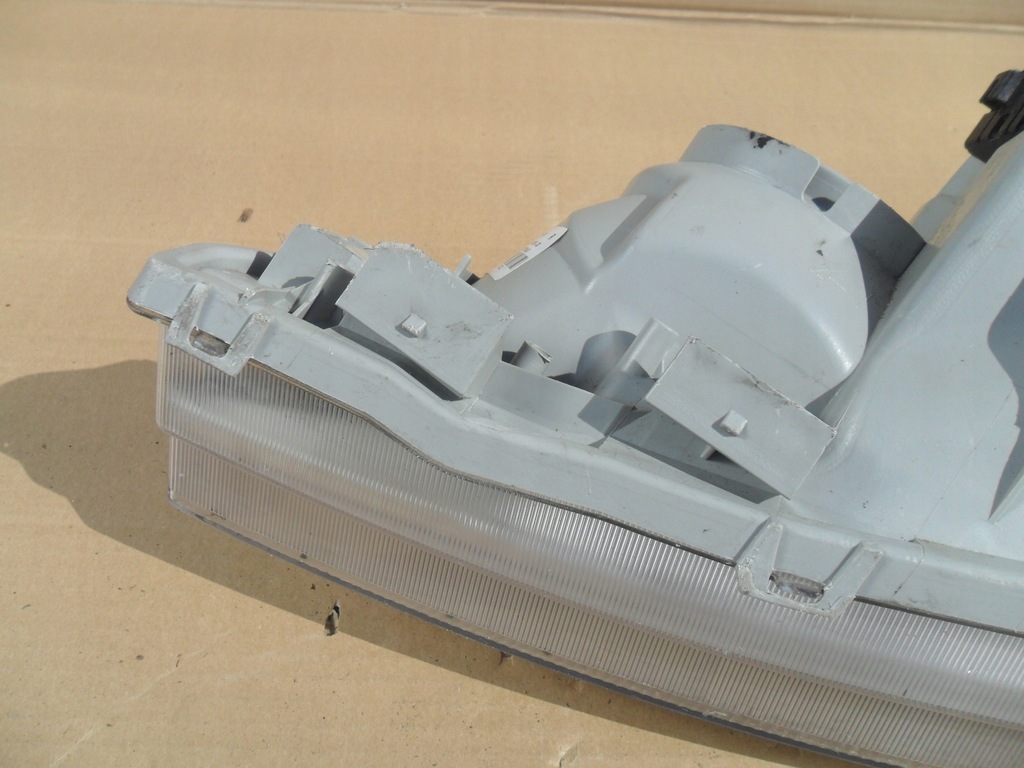 фото №11, Toyota corolla sedan 2002- лампа права передня