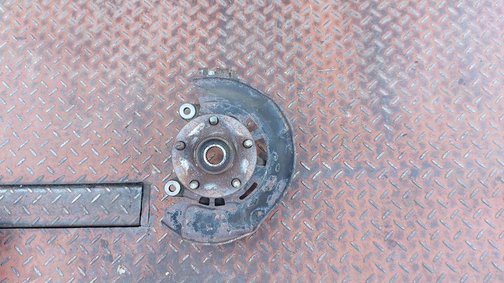 фото №1, Поворотний кулак ступиця ліва лівий перед toyota rav4 iii 2,2 177km 05-