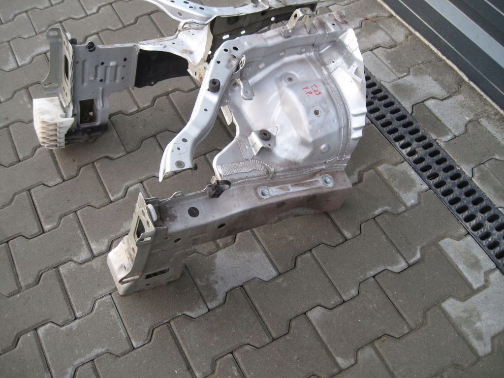 фото №1, Toyota avensis t29 15- чверть права перед