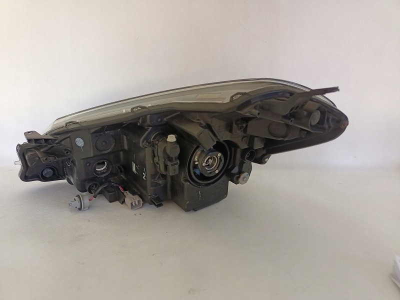 Toyota yaris 3 рестайлинг  14-20r с led правый  фара перед оригинал в Украине