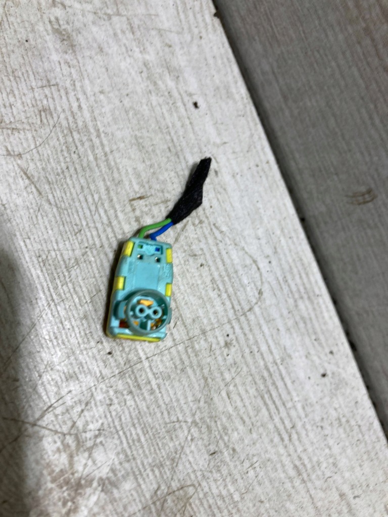 фото №1, Porsche taycan 9j1 2020 штекер pas подушка