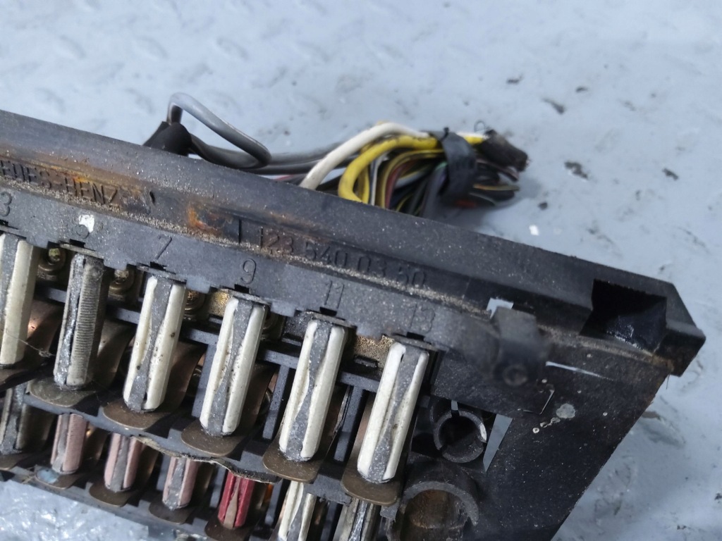 Купить Коробка предохранителей комплектная mercedes-benz 200 300 w123 a1235400350