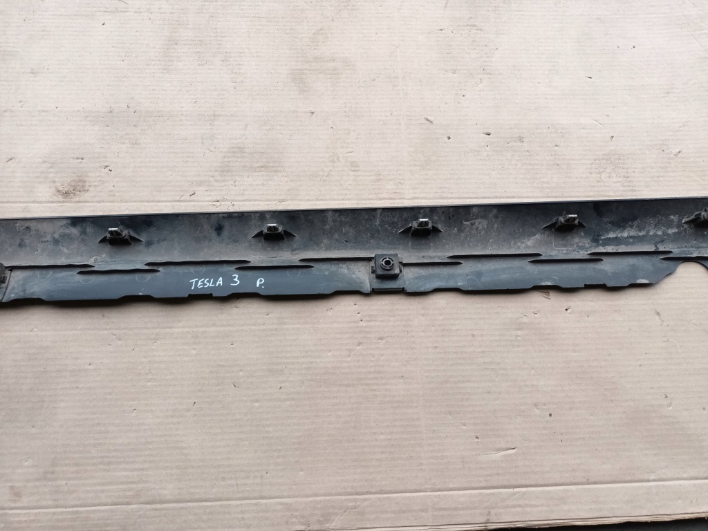 Молдинг порог правый  tesla model 3 порог правая с Разборки