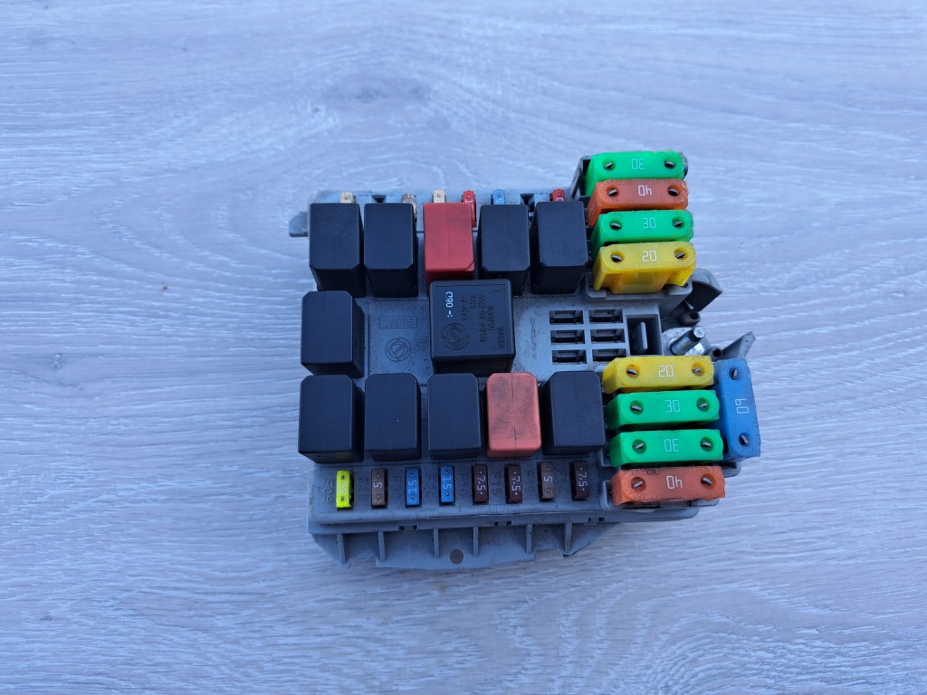 фото №1, Коробка предохранителей iveco daily iv 06- 2.3 69501171