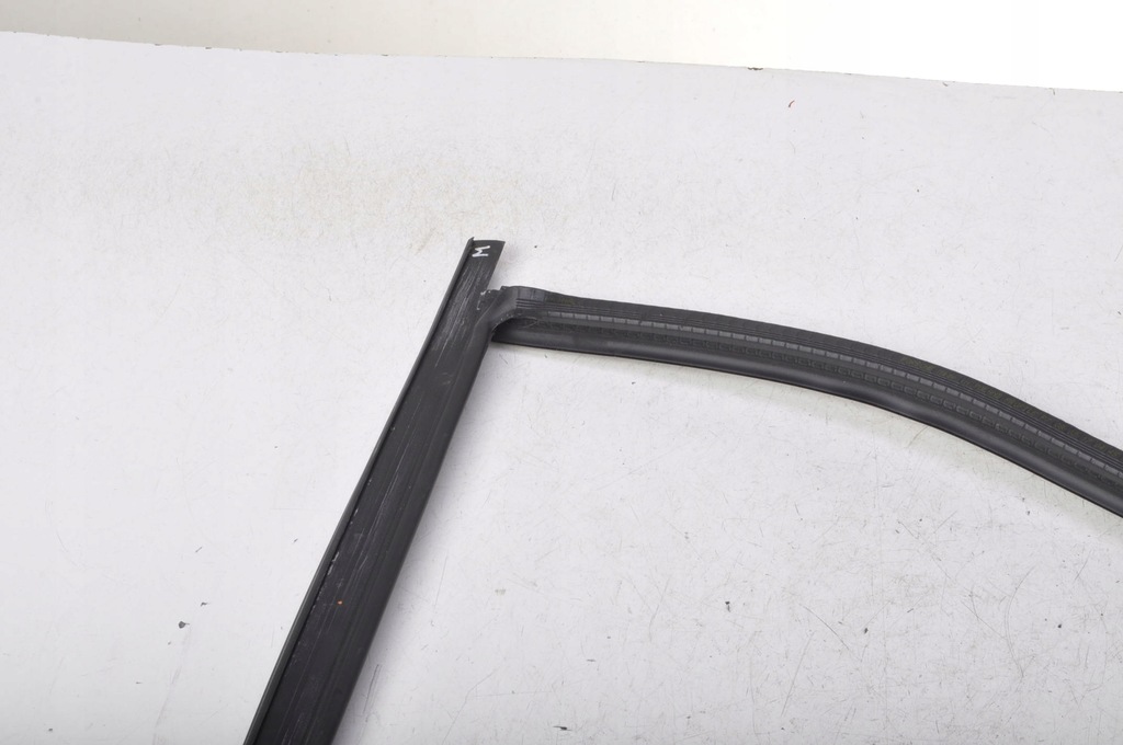 фото №9, Porsche macan молдинг скло двері задня ліва 17r