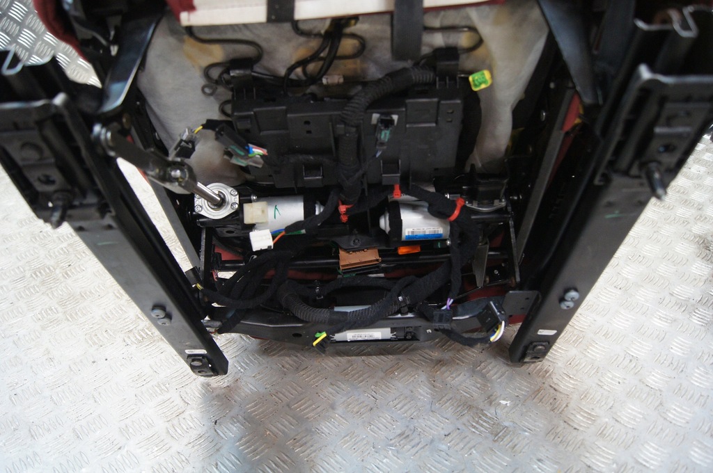 фото №16, Maserati levante сиденье правый пассажира красный