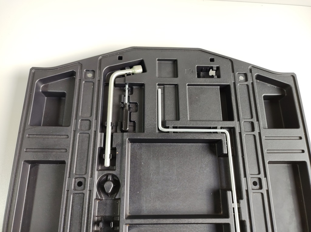 фото №5, Lexus is300h 13r вкладыш багажника