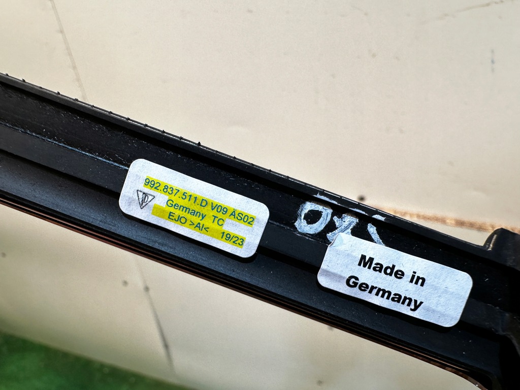 фото №8, Porsche carrera 911 992 молдинг ущільнювач двері ліва 992837511d