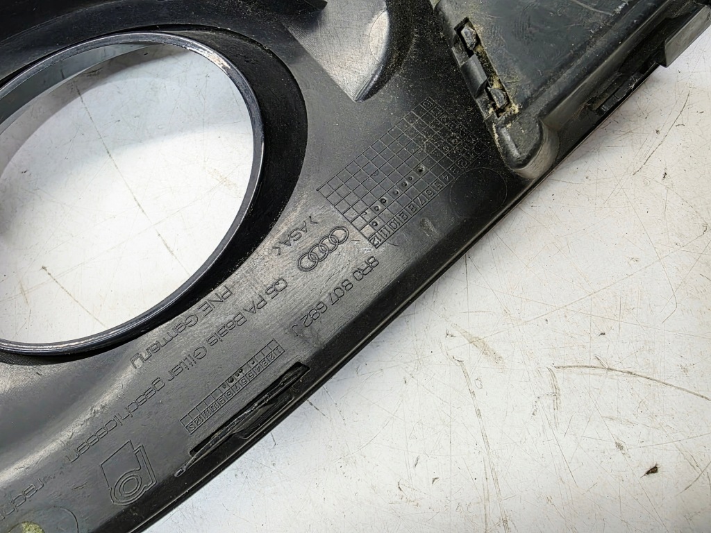 Решётка противотуманной фары решётка  бампера правая audi q5 8r рестайлинг  8r0807682j с Разборки