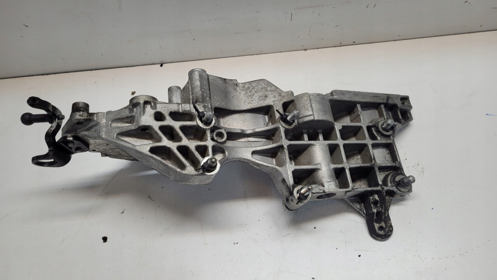 Кронштейн кронштейн генератора vw golf vi 2.0 tdi cba Зі Шроту