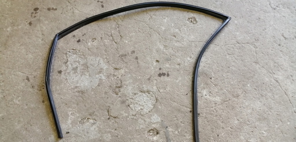 фото №1, Lexus ct 10- прокладка скло двері лівий перед