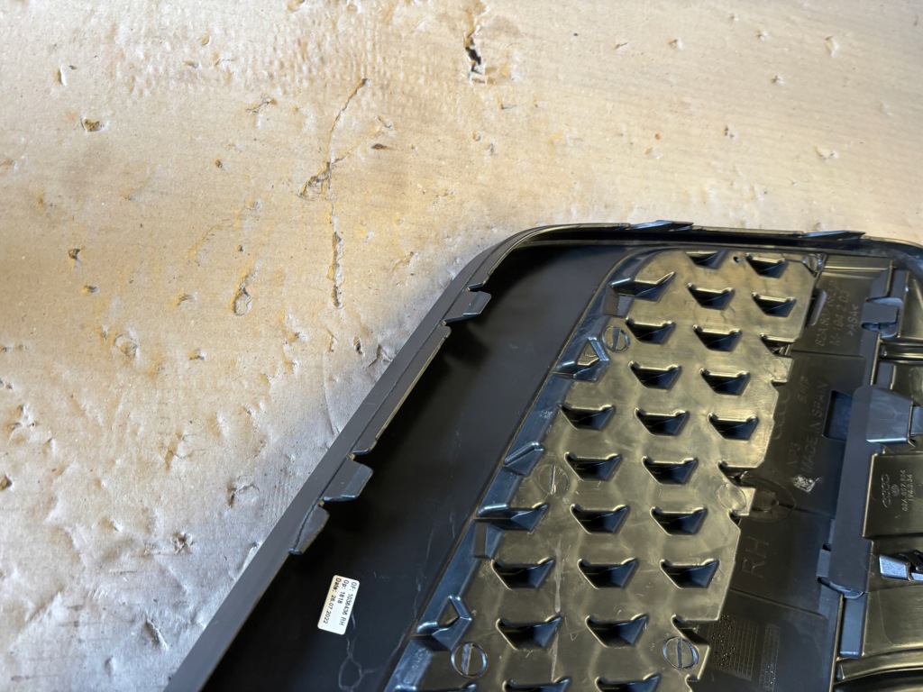 Audi a1 s-line 17- решітка бампера правий перед 82a807682d ładna Оригінал