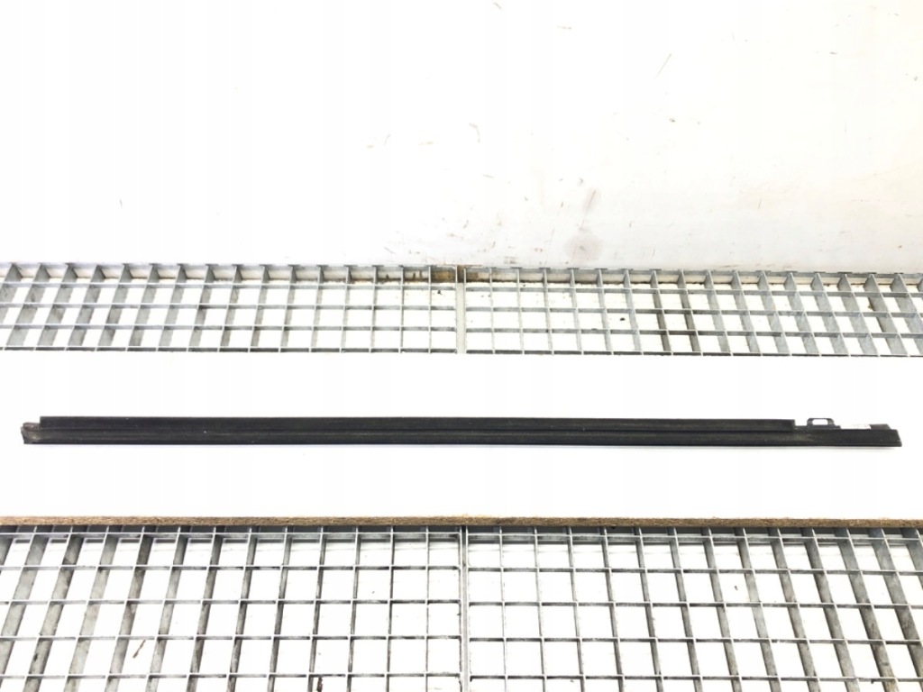 фото №4, Молдинг уплотнитель перед левая хром mercedes c117