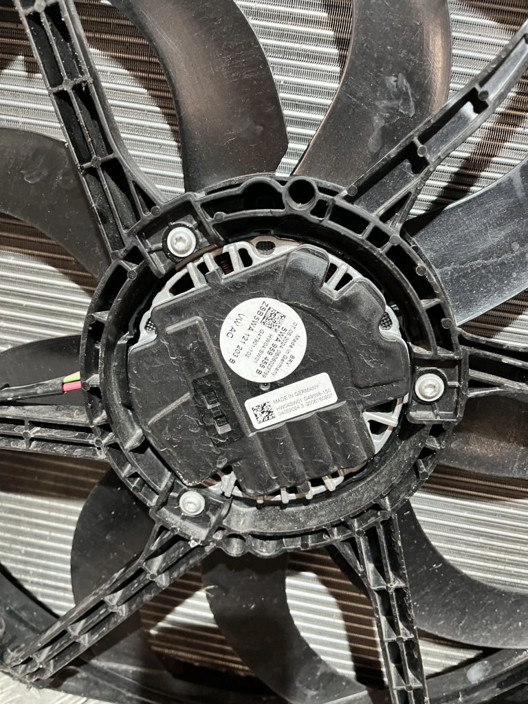 Комплект радиатор воды кондиционер вентилятор vw golf viii 19- 1.5 tsi Недорого