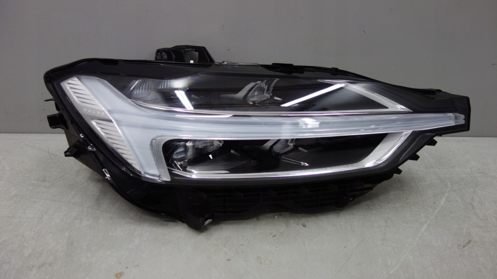 фото №1, Volvo xc60 ii лампа передня права 31656615 europa