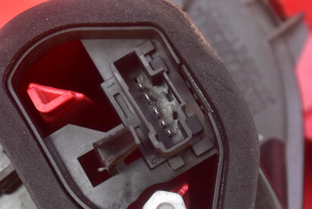 фото №8, Лампа ліва задня задня 9672628280 peugeot 208 1 i 5d hb 12-16