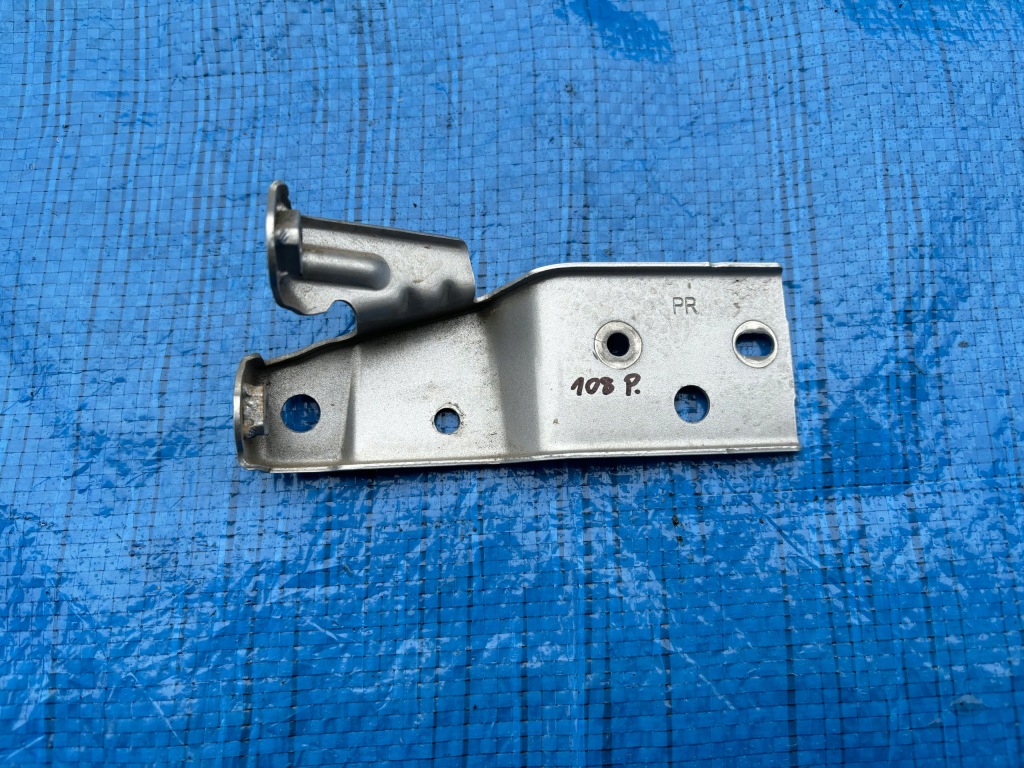 фото №1, Peugeot 108 кронштейн крыла правый перед