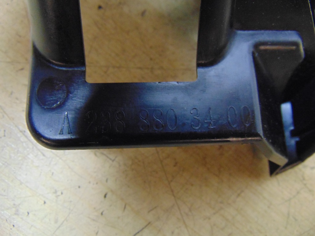 Купити Кронштейн  бампера правий задні w238 a2388803400