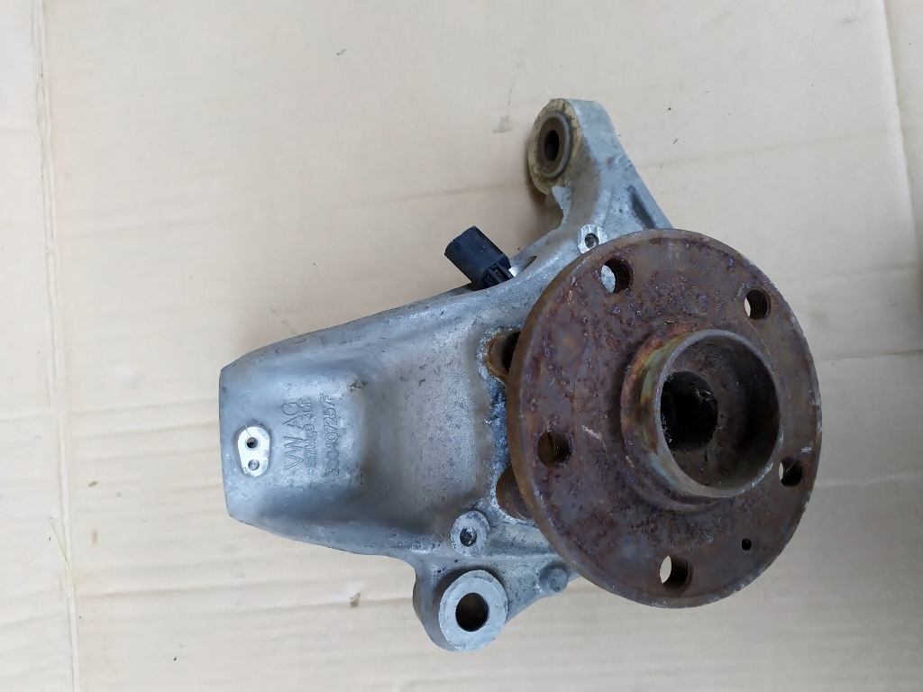 фото №1, Поворотний кулак лівий перед 3c0407257f passat b6