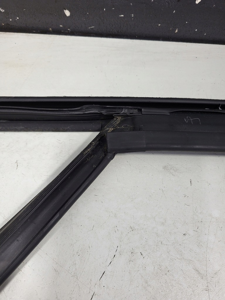 фото №10, Прокладка направляющая стекло правый перед peugeot 2008 i 9673086280