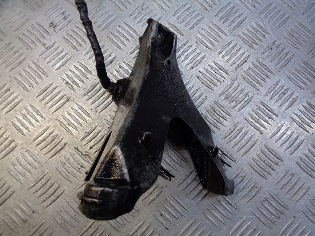 фото №1, Кронштейн двигуна audi a4 b7 2.0 tdi 8e0199308ap