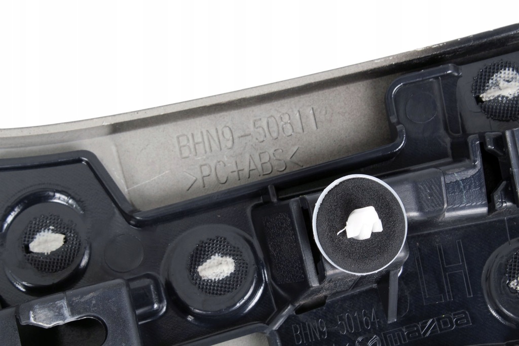 фото №7, Молдинг накладка задняя крышки багажника mazda 3 bm hb 5d