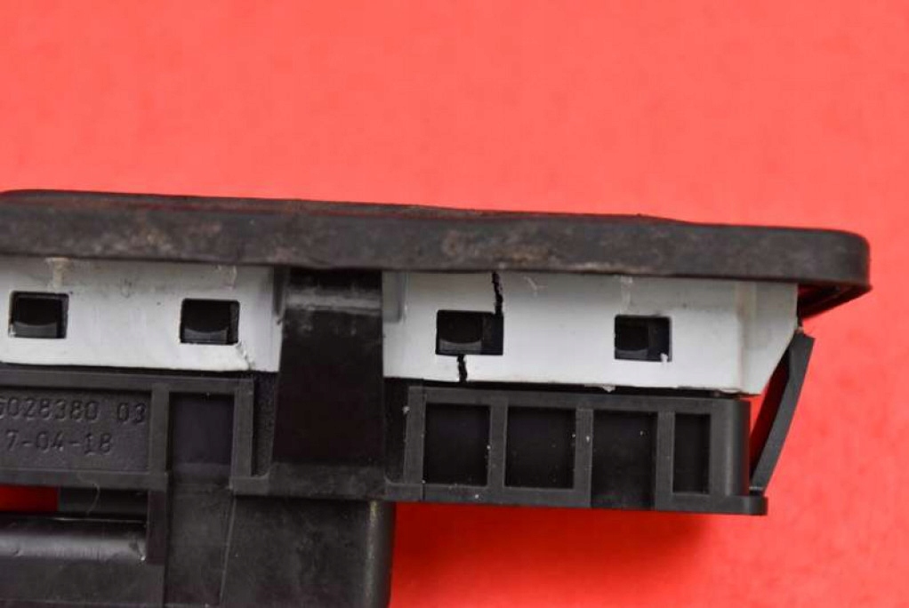 фото №10, Ручка кнопка кришки задня задній 9676028380 peugeot 208 1 i 5d hb 15-19