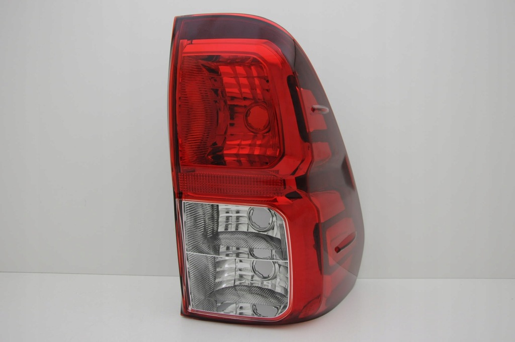 фото №3, Toyota hilux 2015- лампа задняя правая nowa