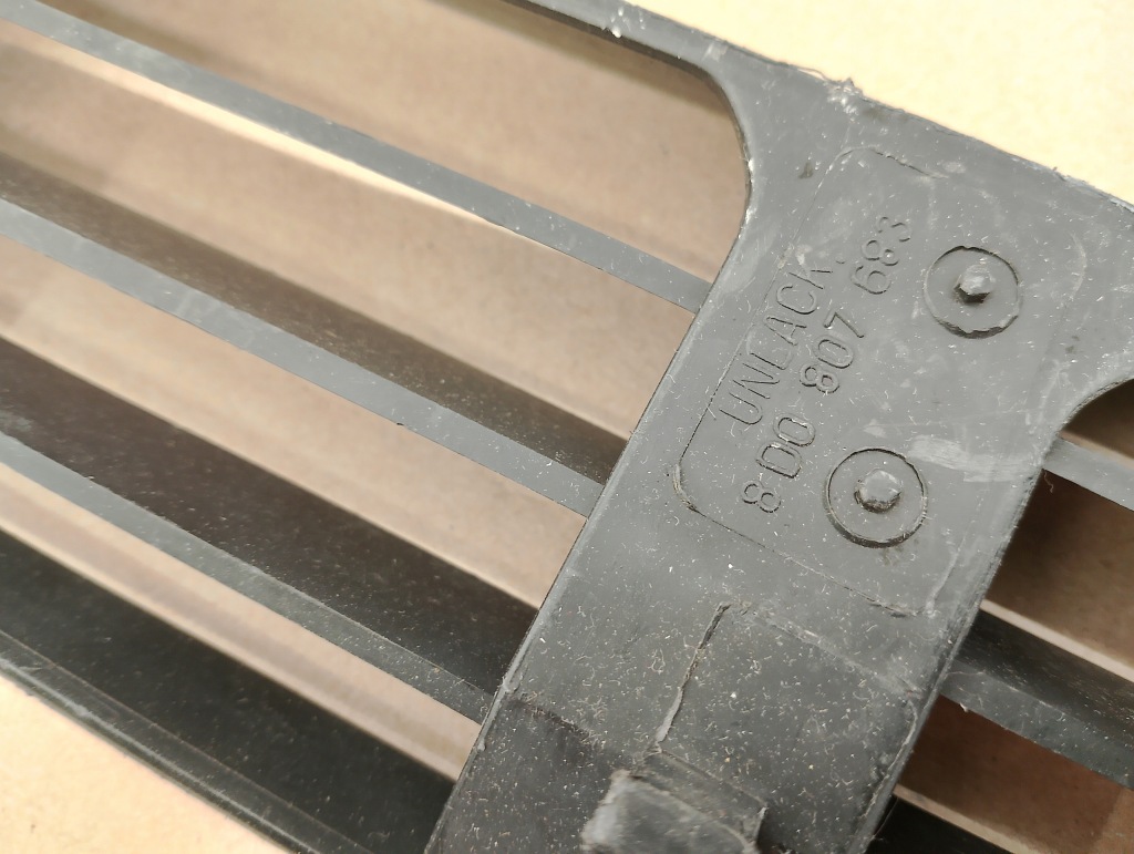 фото №12, Audi a4 b5 94-99 средняя решётка бампера заглушка