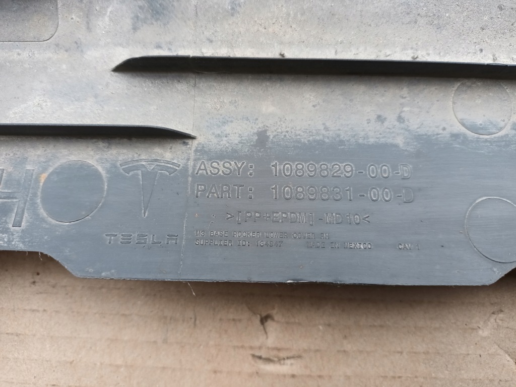 Купить Молдинг порог правый  tesla model 3 порог правая