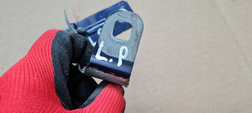 Maserati quattroporte vi крепеж кронштейн крюк крыла левое  перед с Разборки