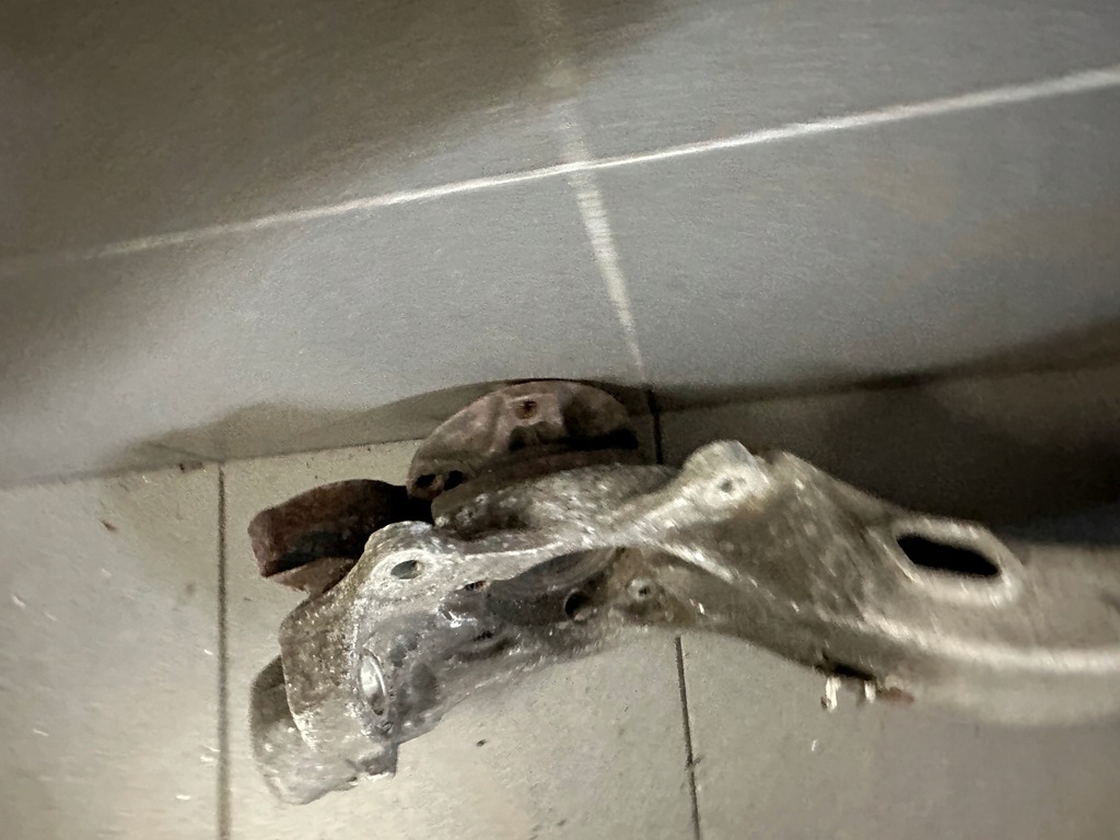 фото №5, Поворотний кулак лівий перед audi a8 d2 lift 4d0407257m wiercona