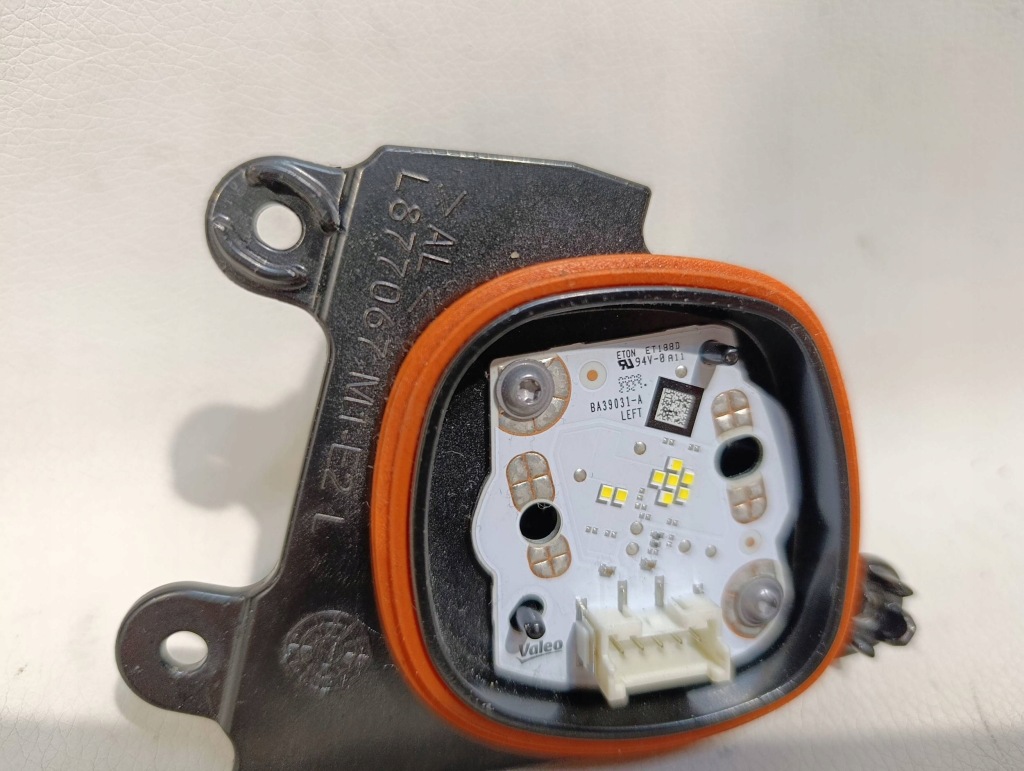 Перетворювач модуль лампи лівий led tesla 3 iii l877067 Зі Шроту