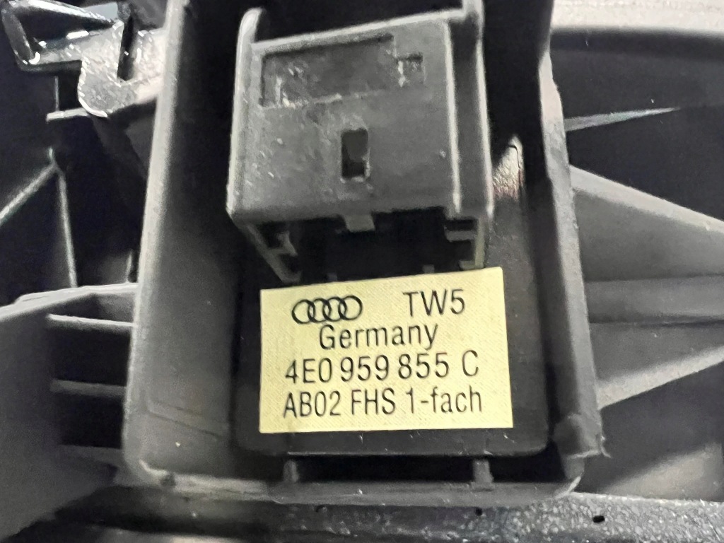 Підлокітник двері лівий audi a3 8p кабріолет  8p7867173a Ціна