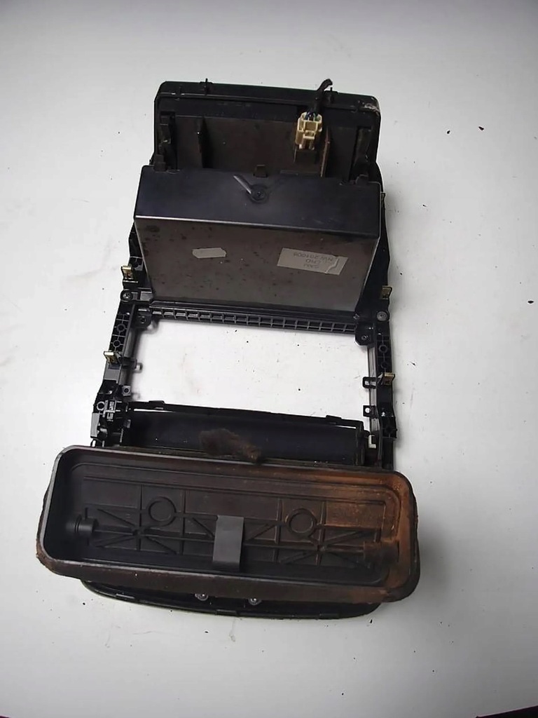 фото №9, Консоль средняя решётки обдув wł аварийных mitsubishi space star 04r