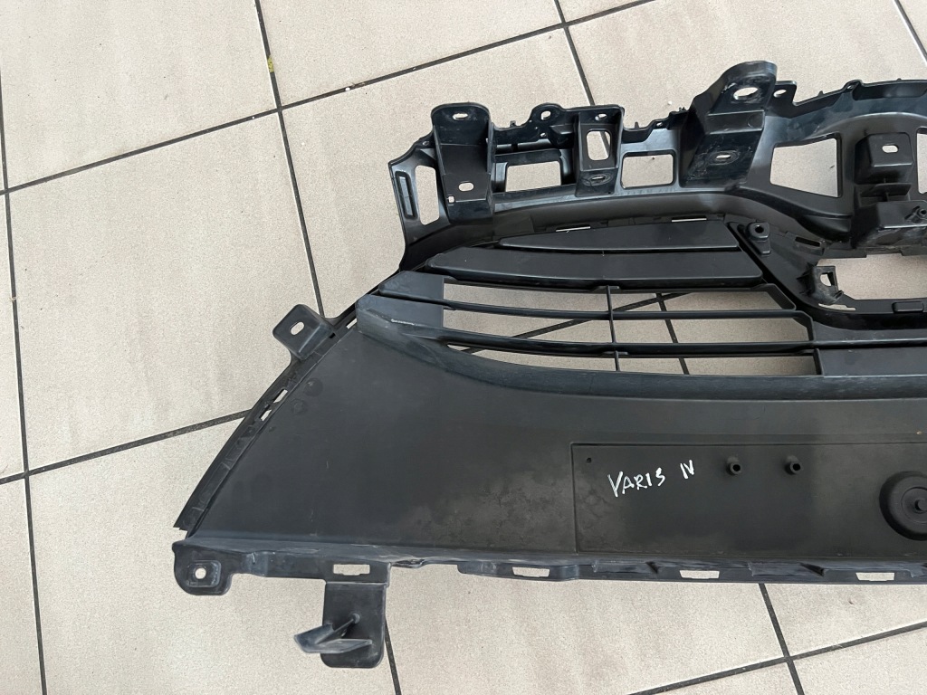 Toyota yaris iv 20- решётка средняя бампера передний перед Цена