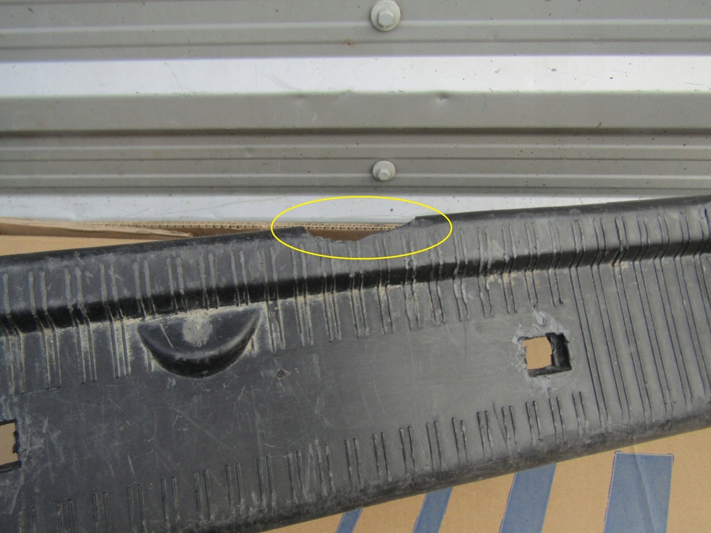 фото №8, 5 mercedes w202 sedan пластик защита поперечина заднего замка багажника