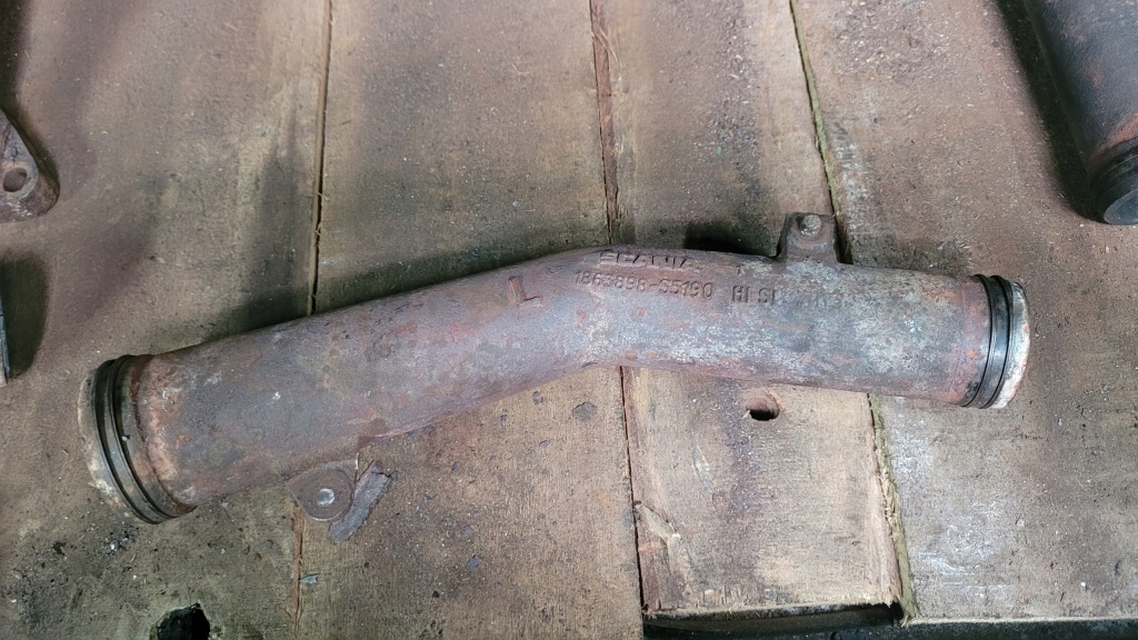 Купити З'єднувач колектор випускний scania v8 1863898