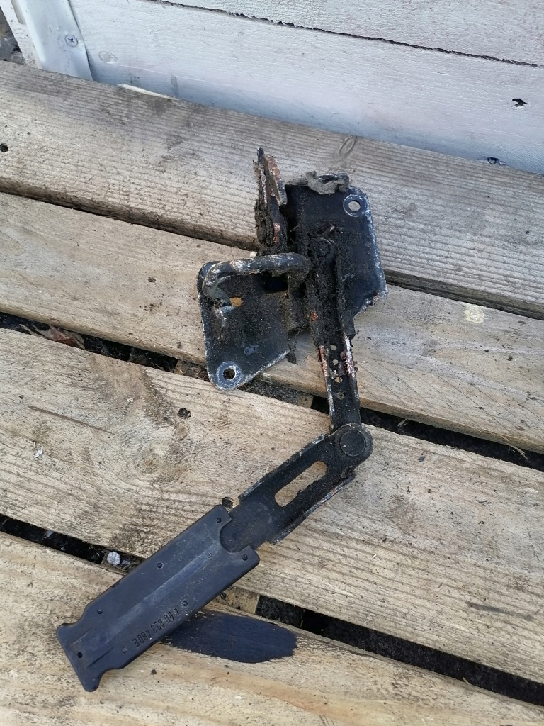 фото №1, Audi a6 c5 засов крепление замка капот 4b0823480e