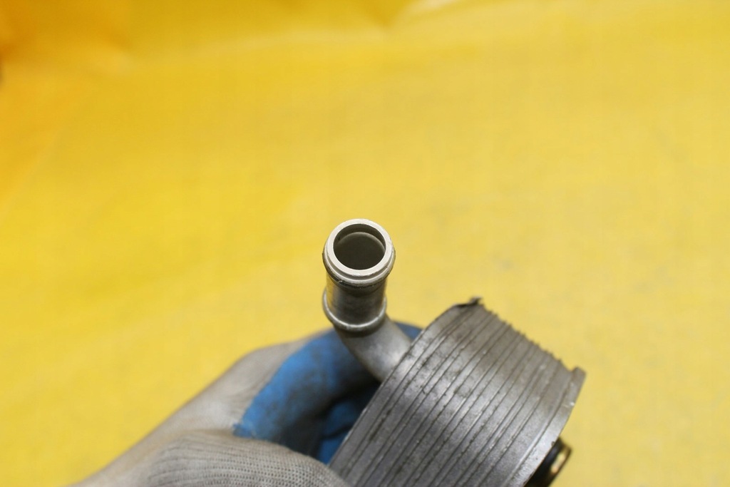 фото №6, Радиатор масла a4 b6 2.0 b 06b117021