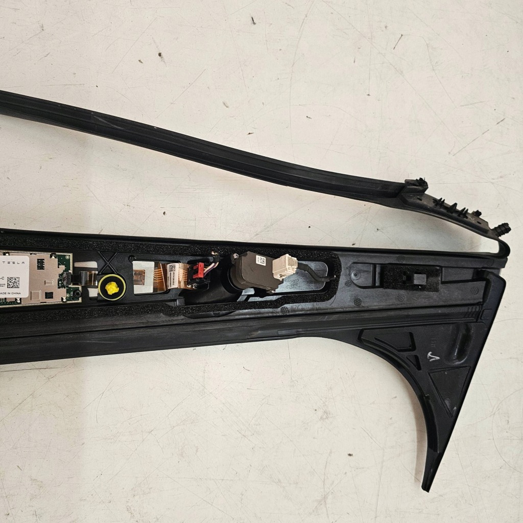 фото №12, Молдинг защита стойка камера левая tesla x plaid 2022r 1751462-00-b