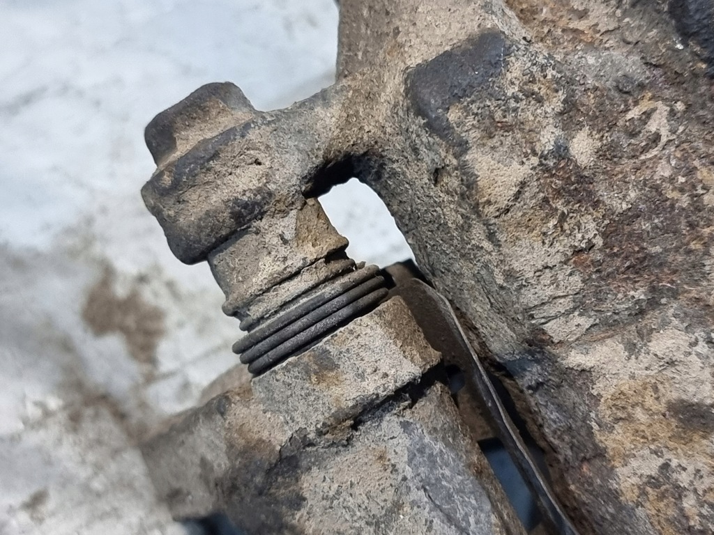 фото №9, Суппорт тормозной + скоба правый перед hyundai sonata v 2.0 crdi 103kw